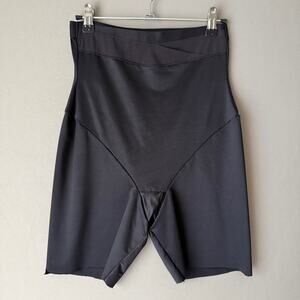 Maidenform sz M cutoff Shapewear Shorts Black‎